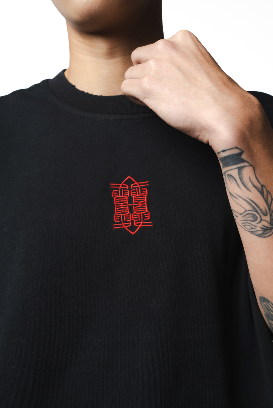 STANZA I LINE I - THE CYNIC EMBROIDERED EMBLEM TOP (BLACK)